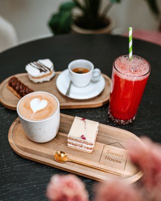 Ako na ideálne #slowmorning ? 😊 CAPPUCCINO + ZÁKUSOK vo @sweethouse.sk ❤️ #kaviaren #cukraren #lucenec #poltar #sweethouse