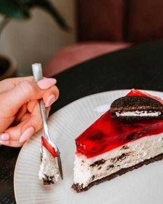Nemáme dosť superlatívov na opísanie chuti tohto nášho cheesecake(u) 😀 Kto by bol povedal, že višne a oreo sušienky...