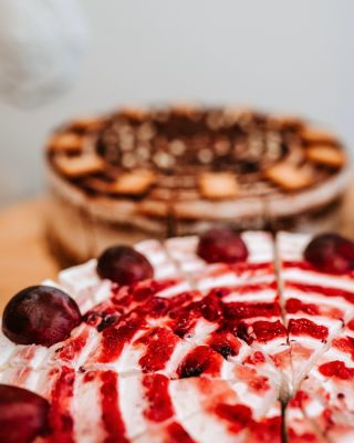 Keď sa pozrieš von oknom a nevieš 🤷🏼‍♂️ či si obliecť tričko a kraťase alebo bundu a šál, istá je len jedna vec - je APRÍL...