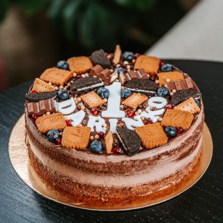 Kaviarňovú tortu vám radi pripravíme aj s prizdobením podľa vášho želania – či už túžite po kvetoch, ovocí, čokoládových...