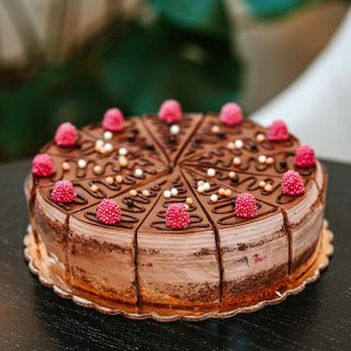 Ktorá je vaša (naša) obľúbená torta ? 🤗 My sme sa zhodli, že to musí byť Čoko/malina 🍰 A čo vy ? #kaviaren #cukraren...